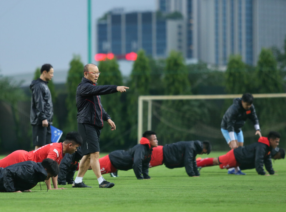 Huấn luyện viên Park Hang-seo nghiêm khắc với U22 Việt Nam ngay từ buổi tập đầu tiên trong đợt hội quân từ chiều 2/11 tới 16/11 tới. (Ảnh: Hiển Nguyễn/Vietnam+) 