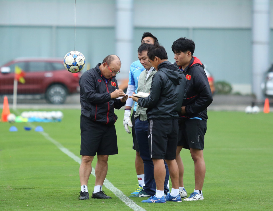 Đây là đợt tập trung thứ ba trong năm nay của U22 Việt Nam với nhiều cầu thủ không còn bỡ ngỡ. Bởi vậy, huấn luyện viên Park Hang-seo dường như muốn khắt khe hơn để đạt chất lượng chuyên môn cao nhất. (Ảnh: Hiển Nguyễn/Vietnam+) 