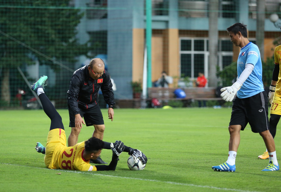 Trong ảnh, chiến lược gia 63 tuổi chỉ bảo động tác cho nhóm thủ môn. (Ảnh: Hiển Nguyễn/Vietnam+) 