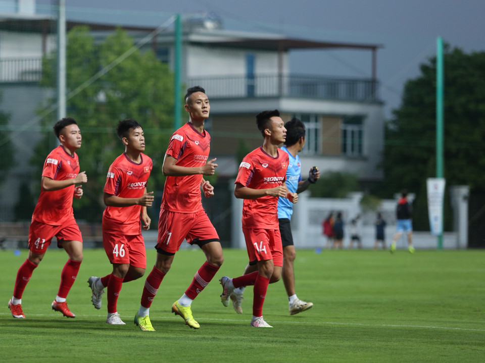 Buổi tập chiều 2/11, U22 Việt Nam đối mặt nhiều bài tập khác nhau, trong đó đánh đầu là nội dung được chú trọng. Có tới ba bài tập quan trọng liên quan tới kỹ thuật bóng bổng ở buổi tập vừa diễn ra. (Ảnh: Hiển Nguyễn/Vietnam+)