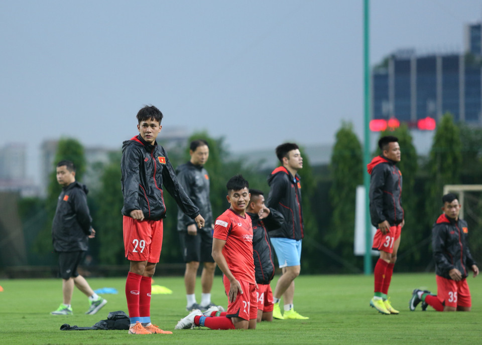 Cường độ tập luyện được đẩy cao là thách thức với nhiều cầu thủ trẻ mới lần đầu được triệu tập hoặc chưa kịp thích ứng với giáo án của ông Park. (Ảnh: Hiển Nguyễn/Vietnam+) 