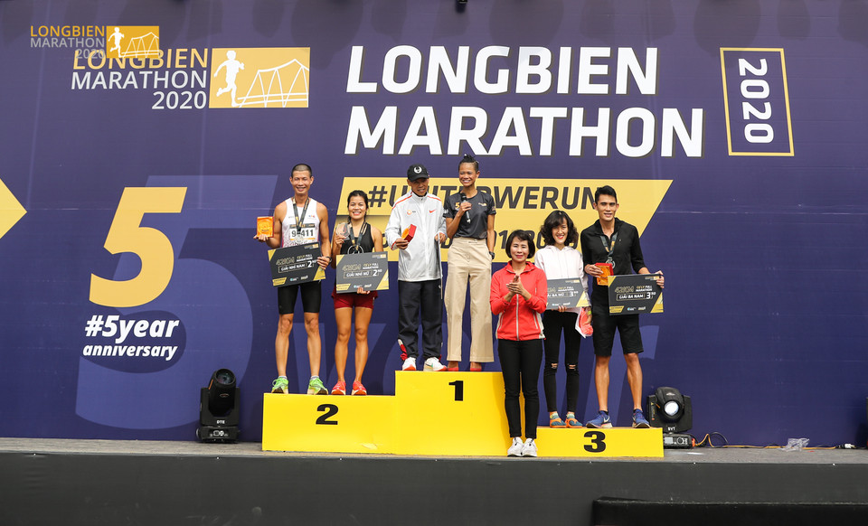 Kết thúc chặng đường dài, vận động viên Nguyễn Tiến Hùng về nhất ở cự ly 42km trong khi về sau lần lượt là Đặng Anh Quyết, Nguyễn Đông Định. (Ảnh: CTV/Vietnam+)