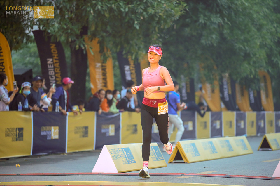 Longbien Marathon 2020 là giải đấu phi lợi nhuận được tổ chức nhằm đạt mục tiêu phát triển phong trào chạy bộ tại Việt Nam, tạo sân chơi lành mạnh cho những người đam mê chạy trong cả nước. Đồng thời, giải giúp quận Long Biên thành một điểm đến mỗi dịp cuối năm và định vị thương hiệu địa phương trong làng chạy bộ cả nước. (Ảnh: CTV/Vietnam+)