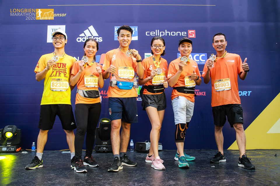 Ngoài ra, Longbien Marathon 2020 cũng ủng hộ hơn một trăm triệu vào quỹ ủng hộ bà con miền Trung của Mặt trận Tổ quốc quận Long Biên. (Ảnh: CTV/Vietnam+)
