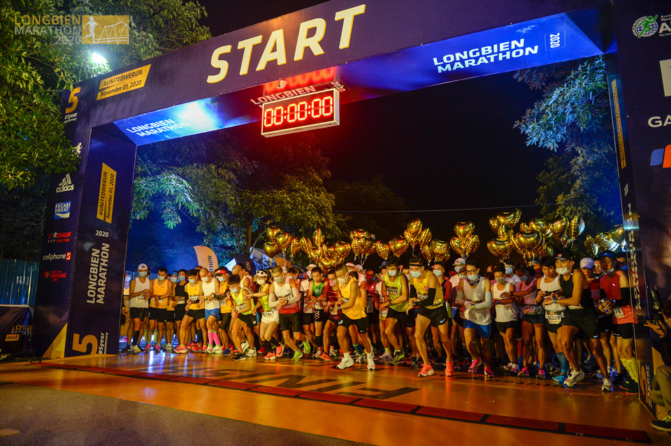 Longbien Marathon là giải chạy nổi tiếng Hà Nội nhiều năm qua. Ở tuổi thứ 5, giải chạy này được tổ chức sáng 1/11 vừa qua tại khu đô thị Việt Hưng (Hà Nội), thu hút tới 5.000 vận động viên. (Ảnh: CTV/Vietnam+)