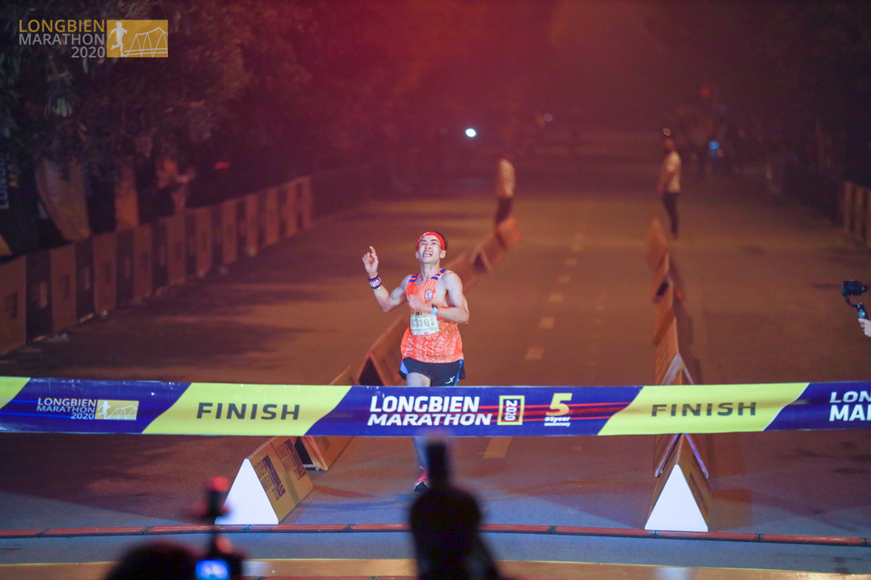 Ở giải đấu này, phí tham gia của các vận động viên được ban tổ chức trích ra để ủng hộ Quỹ vì người nghèo quận Long Biên với số tiền là 50 triệu đồng. (Ảnh: CTV/Vietnam+)