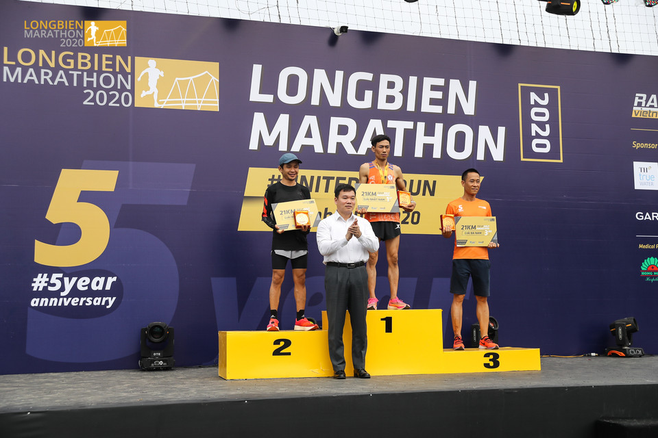 Ở nội dung 21km, Trương Việt Thành về nhất ở nội dung cho nam, còn Lê Thẩm Thuý Hằng cán đích đầu tiên của nữ. (Ảnh: CTV/Vietnam+)