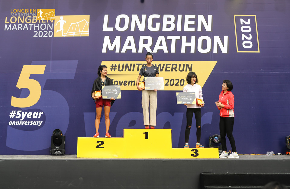 Cùng cự ly này dành cho nữ, Nguyễn Linh Chi, Phạm Đỗ Thị Nguyệt và Nguyễn Phương Thuỳ lần lượt về đích ở vị trí nhất, nhì và ba. (Ảnh: CTV/Vietnam+)