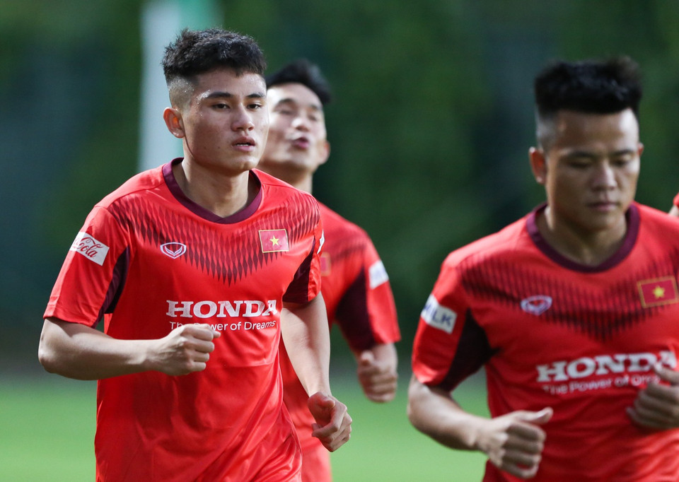 Trong ảnh, tiền vệ Nguyễn Phi Hoàng (17 tuổi) tập trung cao. Cầu thủ này được ông Park gọi lên U22 Việt Nam phút chót sau màn trình diễn ấn tượng cùng SHB Đà Nẵng ở V-League 2020 vừa qua. (Ảnh: Hiển Nguyễn/Vietnam+) 