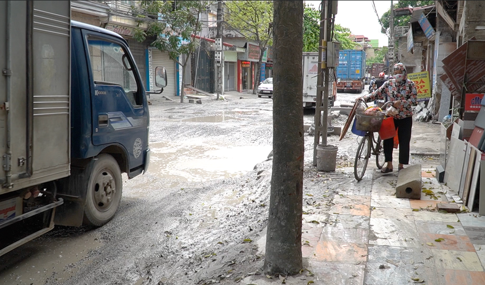 Xe cộ đi lại gặp khó khăn trên đường. (Ảnh: PV/Vietnam+)