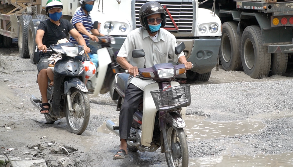 Xe cộ đi lại trên đường luôn lo lắng về sự an toàn của mình. (Ảnh: PV/Vietnam+)