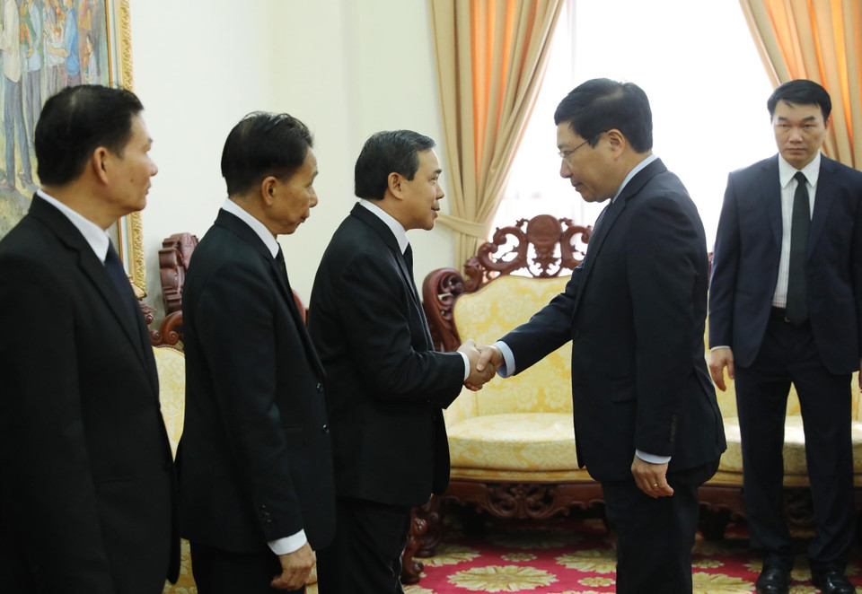Phó Thủ tướng, Bộ trưởng Bộ ngoại giao Phạm Bình Minh chia buồn với cán bộ, nhân viên Đại sứ quán nước CHDCND Lào tại Việt Nam. (Ảnh: Lâm Khánh/TTXVN)