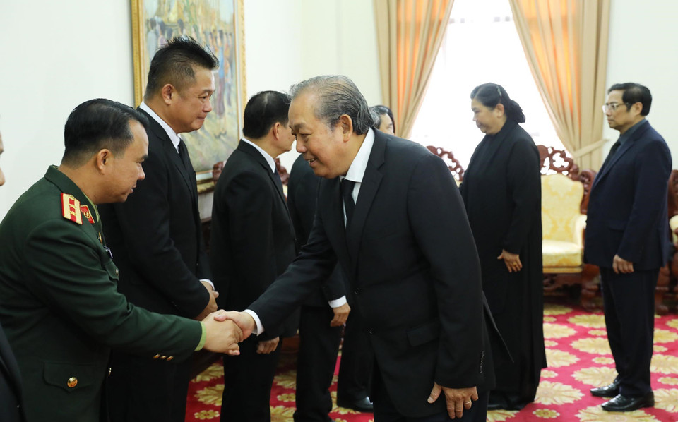 Phó Thủ tướng Thường trực Trương Hoà Bình chia buồn với cán bộ, nhân viên Đại sứ quán nước CHDCND Lào tại Việt Nam. (Ảnh: Lâm Khánh/TTXVN)