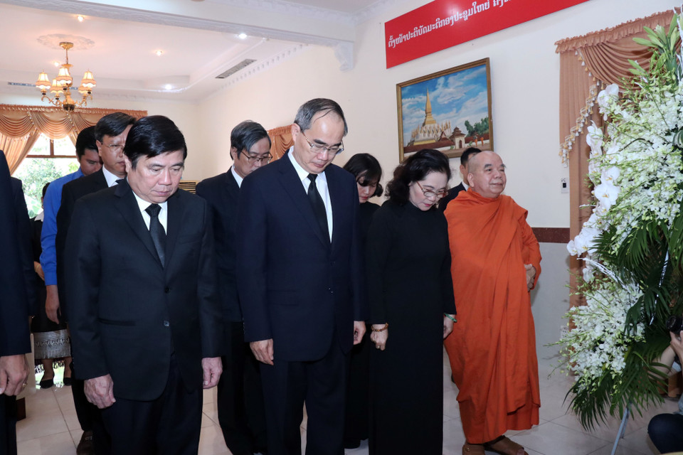 Ủy viên Bộ Chính trị, Bí thư Thành ủy Thành phố Hồ Chí Minh Nguyễn Thiện Nhân viếng Đại tướng Sisavath Keobounphanh, nguyên Thủ tướng Chính phủ tại Tổng lãnh sự quán Lào tại Thành phố Hồ Chí Minh. (Ảnh: Xuân Khu/TTXVN)