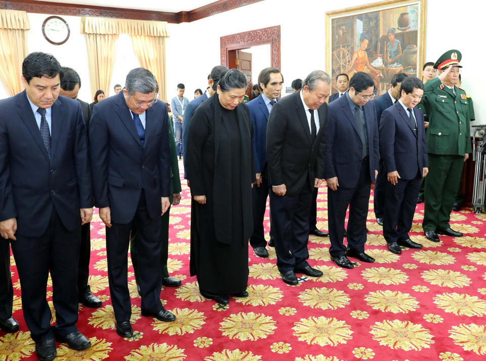 Đoàn đại biểu cấp cao Đảng, Nhà nước, MTTQ Việt Nam viếng nguyên Thủ tướng CHDCND Lào Sisavath Keobounphanh. (Ảnh: Lâm Khánh/TTXVN)