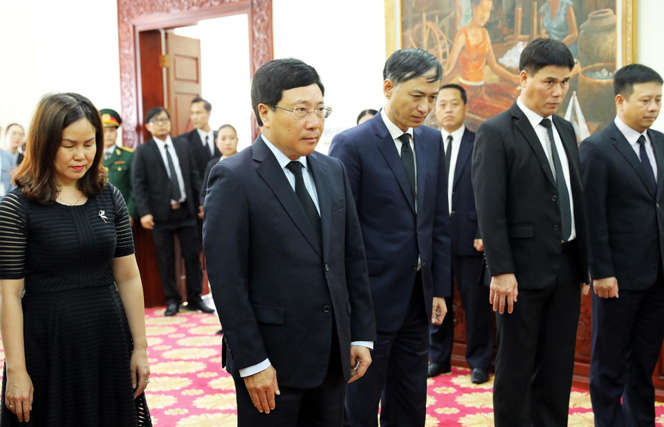 Phó Thủ tướng, Bộ trưởng Bộ ngoại giao Phạm Bình Minh viếng nguyên Thủ tướng CHDCND Lào Sisavath Keobounphanh. Ảnh: Lâm Khánh – TTXVN