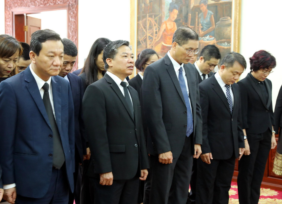 Đoàn đại biểu Ban Đối ngoại Trung ương Đảng viếng nguyên Thủ tướng CHDCND Lào Sisavath Keobounphanh. (Ảnh: Lâm Khánh/TTXVN)