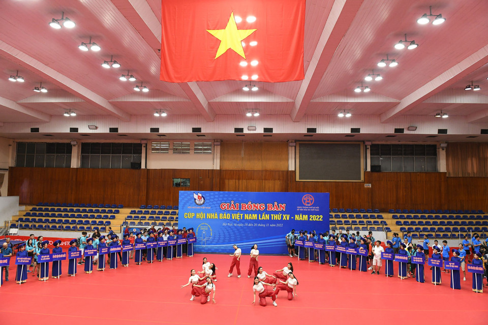 Giải Bóng bàn Hội nhà báo Việt Nam được khai mạc vào sáng nay (18/11) tại Nhà thi đấu Trịnh Hoài Đức (Hà Nội), quy tụ hơn 200 vận động viên với tổng cộng 14 nội dung tranh tài. (Ảnh: PV/Vietnam+)