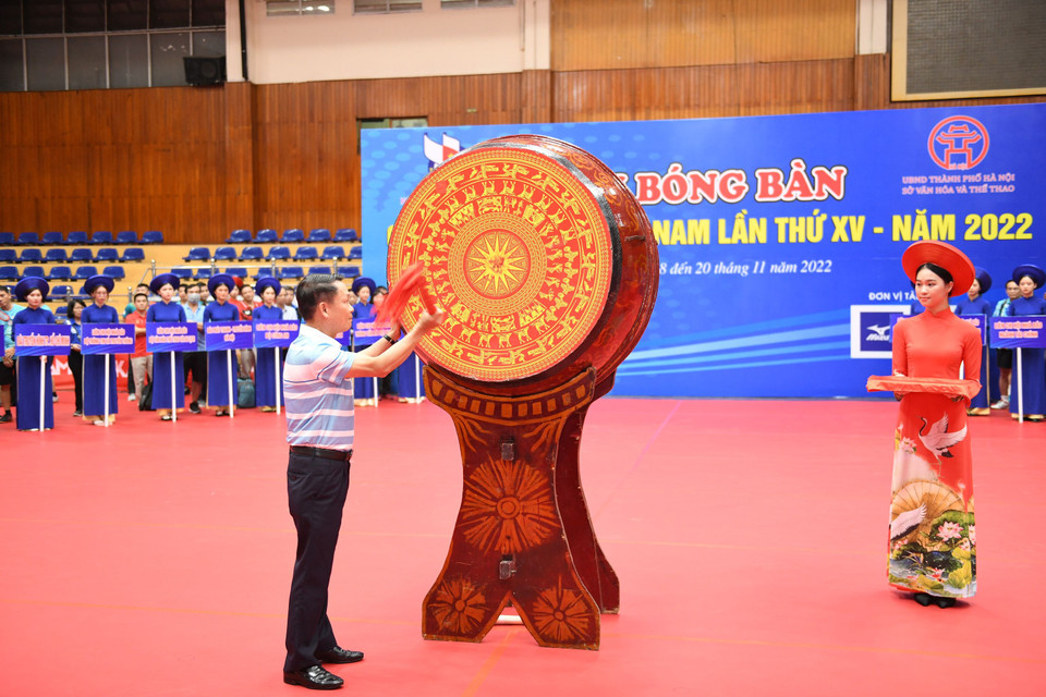 Nhà báo Nguyễn Đức Lợi, Phó Chủ tịch Thường trực Hội Nhà báo Việt Nam, Trưởng Ban tổ chức Giải Bóng bàn Cúp Hội Nhà báo Việt Nam năm 2022 đánh trống khai mạc giải đấu. (Ảnh: PV/Vietnam+)