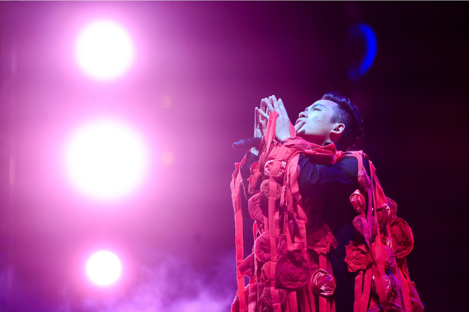 Trên sân khấu Monsoon, lần đầu tiên Tùng Dương giới thiệu 10 ca khúc hoàn toàn mới. (Ảnh: Giang Huy)