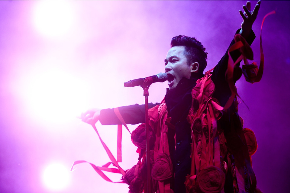 Những bài hát như 'Con tằm,' 'oa oa,' 'Mang thai,' 'Con hạc giấy,' 'Thể đơn bào'... lần lượt được vang lên trên sân khấu Monsoon. (Ảnh: Giang Huy)