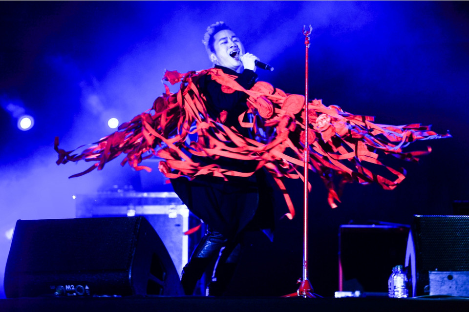 Tùng Dương thực sự 'bốc cháy' trong không gian mà anh gọi là 'mê cung âm nhạc của riêng tôi...' (Ảnh: Giang Huy)