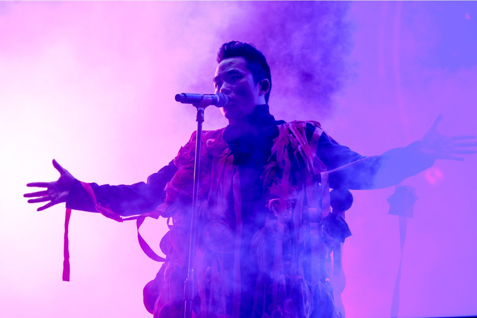 Trong buổi họp báo, nhạc sỹ Quốc Trung chia sẻ, giữa anh và Tùng Dương có một 'thỏa thuận' rằng 'Tùng Dương sẽ đồng ý xuất hiện ở Monsoon nếu Quốc Trung đảm đương về phần hòa âm phối khí của album này và ngược lại, Quốc Trung sẽ nhận lời làm nhạc đĩa của Tùng Dương, nếu nam ca sỹ hát tại Monsoon.' (Ảnh: Giang Huy) 