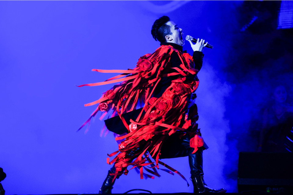 Chia sẻ trước đó, nam ca sỹ cho hay, 'Rễ cây' như là một nhánh rẽ trong guồng vận động của anh, như những dòng suối đổ ra biển.(Ảnh: Giang Huy) 