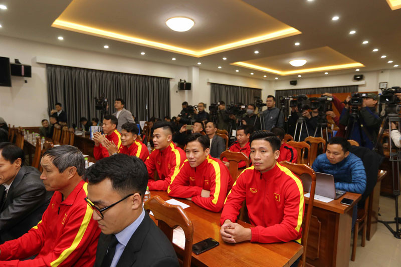 Ngoài sản phẩm dành cho thi đấu, nhà tài trợ tranh phục của các đội tuyển Việt Nam còn cung cấp các sản phẩm khác như trang phục tập luyện, sinh hoạt, giày, balo, túi xách và bóng sử dụng trong tập luyện và thi đấu. Trong ảnh, các cầu thủ đội tuyển Việt Nam mặc mẫu áo khoác chính thức năm 2021. (Ảnh: VFF)