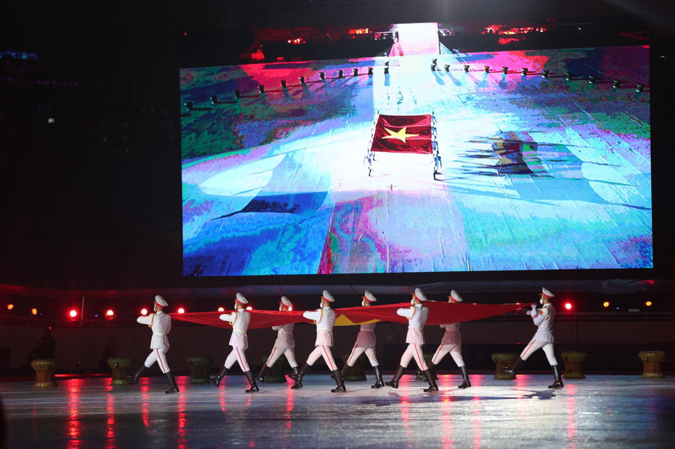 Đúng 20 giờ, chương trình khai mạc SEA Games 31 chính thức bắt đầu tại Sân vận động Mỹ Đình ở Thủ đô Hà Nội, mở màn cho các hoạt động thể thao sôi động sẽ diễn ra từ nay cho đến ngày 23/5. (Ảnh: Minh Sơn/Vietnam+)