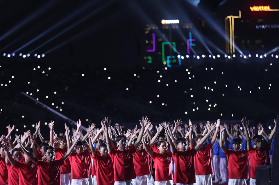 Hàng trăm tình nguyện viên đã xếp thành hình biểu tượng của SEA Games. (Ảnh: Minh Sơn/Vietnam+)