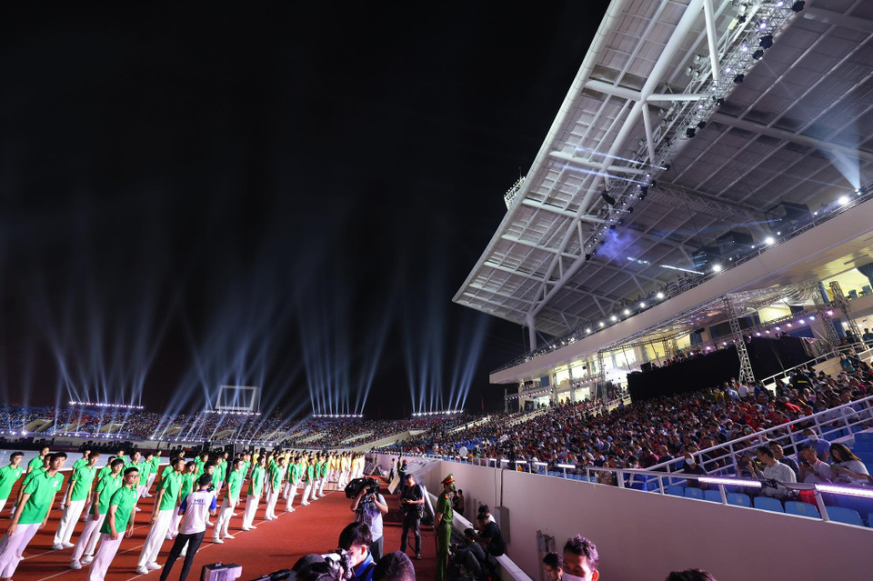 Trước đó, vào lúc 19h30, hàng trăm cổ động viên đã bắt đầu màn "warm up" nhằm cổ động cho Lễ khai mạc SEA Games 31. (Ảnh: Minh Sơn/Vietnam+)