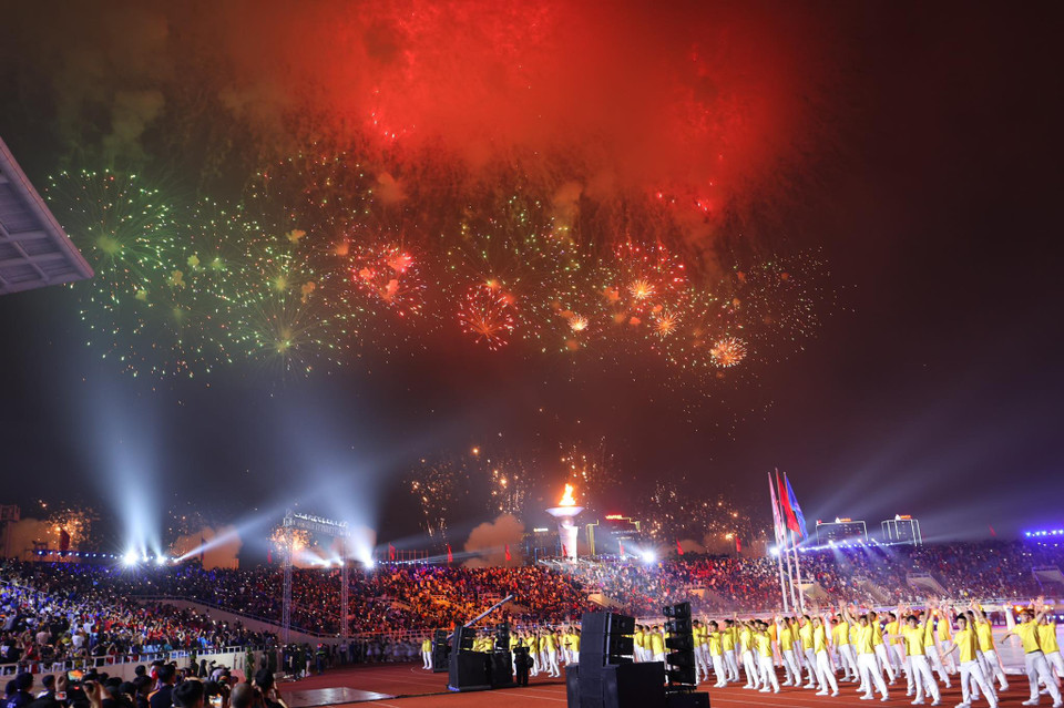 Cuối chương trình là màn bắn pháo hoa sáng rực cả sân vận động Mỹ Đình (Ảnh: Minh Sơn/Vietnam+)