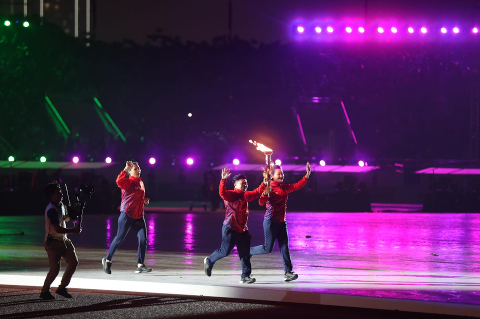 Nghi thức thắp sáng đài lửa của Đại hội thể thao Đông Nam Á lần thứ 31. (Ảnh: Minh Sơn/Vietnam+)