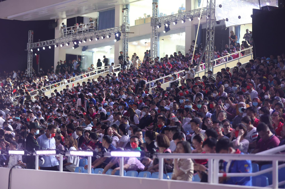 Hàng vạn khán giả đã có mặt từ sớm tại Sân vận động Quốc gia Mỹ Đình để tham dự lễ khai mạc. (Ảnh: Minh Sơn/Vietnam+)