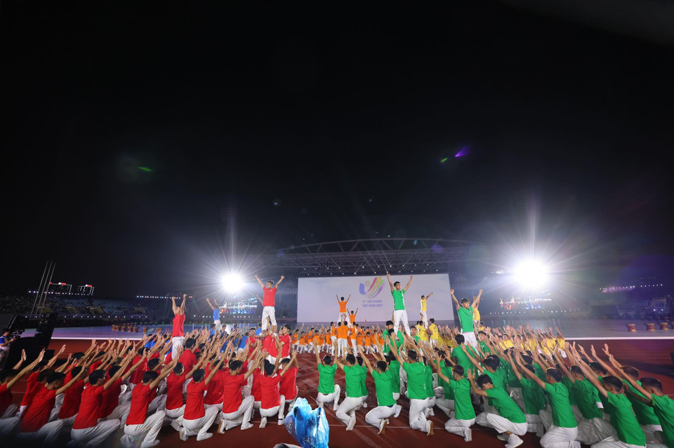 Hàng trăm tình nguyện viên đã xếp thành hình biểu tượng của SEA Games. (Ảnh: Minh Sơn/Vietnam+)