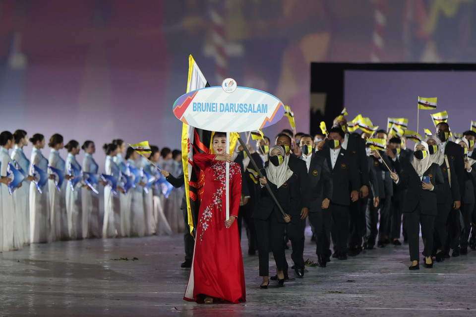 Đoàn thể thao Brunei tham dự SEA Games 31 với số lượng 23 vận động viên, người rước cờ là vận động viên Pencak Silat, Anisah Najjihah binti Adbullahm. (Ảnh: Minh Sơn/Vietnam+)