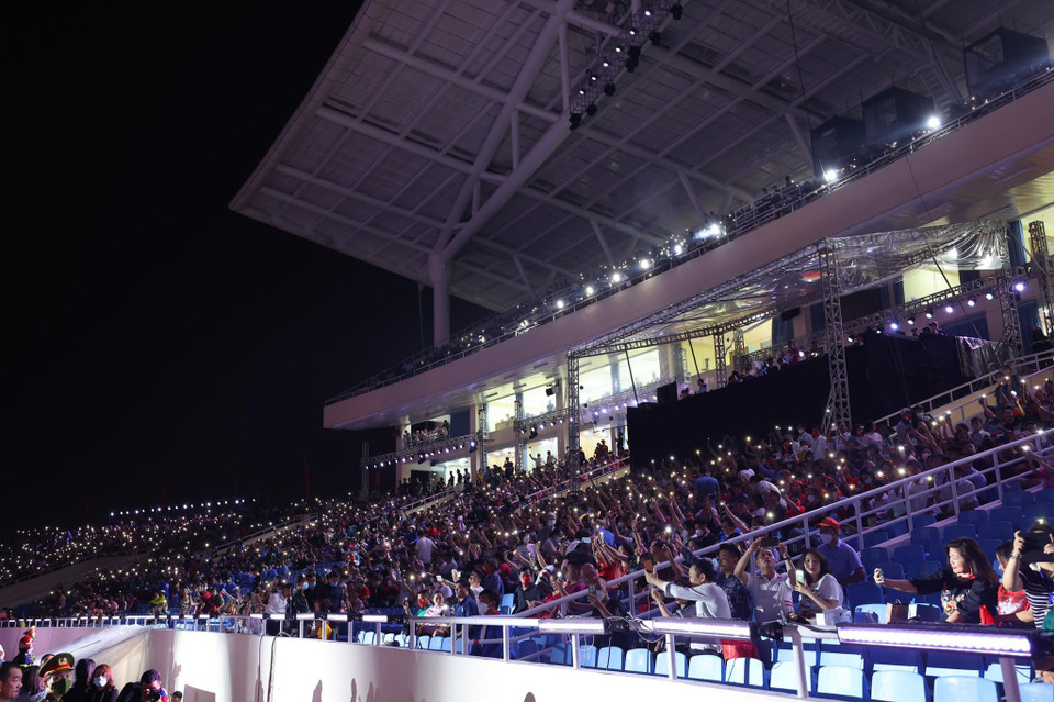 Hàng vạn khán giả đã có mặt từ sớm tại Sân vận động Quốc gia Mỹ đình để tham dự lễ khai mạc. (Ảnh: Minh Sơn/Vietnam+)