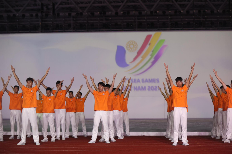 Hàng trăm tình nguyện viên đã xếp thành hình biểu tượng của SEA Games. (Ảnh: Minh Sơn/Vietnam+)