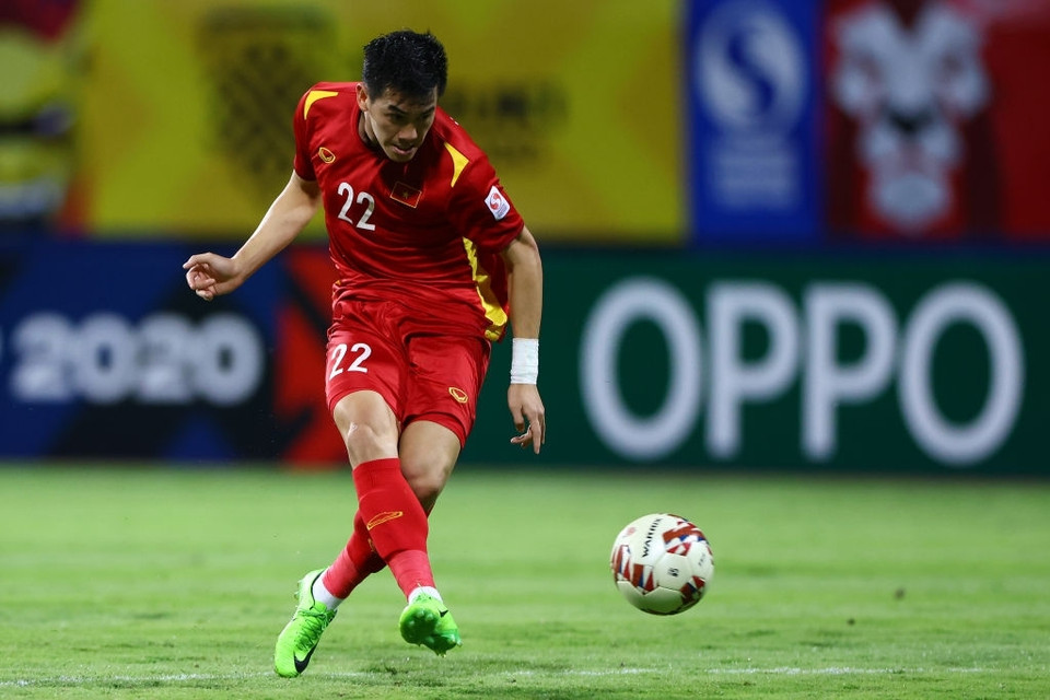 Tiền đạo Tiến Linh chơi ấn tượng nhất trận đấu này khi lập cú đúp bàn thắng trong hiệp một, trong đó có siêu phẩm sút xa từ ngoài vòng cấm. (Ảnh: Getty Images)