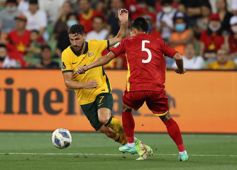 Trong khi hàng tấn công chưa thể cụ thể hóa cơ hội, hàng thủ của đội tuyển Việt Nam để lộ ra nhiều lỗ hổng nghiêm trọng để Australia có thể khai thác. (Ảnh: Getty Images)