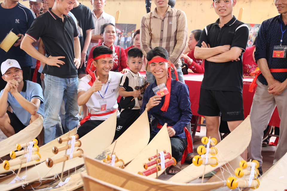 Chủ của những chiếc diều đạt tiêu chuẩn tham dự giải sẽ được phát số thứ tự, đai đỏ đeo đầu và ngang người để thêm phần khí thế. (Ảnh: Hồng Ngọc/Vietnam+)