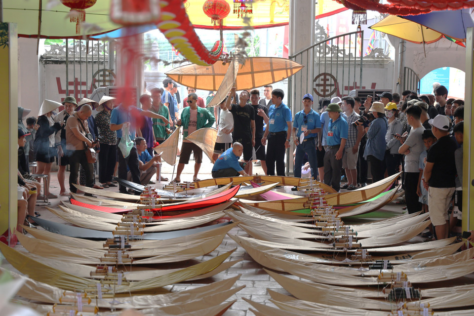 Chiều 23/4 (tức 15 tháng Ba âm lịch), người dân làng Bá Giang (xã Hồng Hà, huyện Đan Phượng, Hà Nội) tề tựu đông đủ trước Miếu thờ diều để làm lễ cầu phong, khai mạc Hội thi diều lớn nhất miền Bắc. (Ảnh: Hồng Ngọc/Vietnam+)