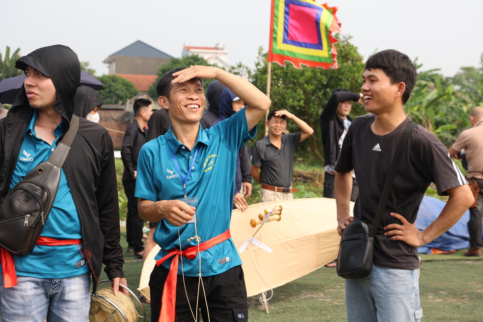 Dân làng Bá Giang quan niệm rằng nếu diều bay cao, tiếng sáo ngân vang thì đó là dấu hiệu của một năm tràn đầy sức khỏe và may mắn. Diều đạt giải nhất là diều bay được cao, đứng cánh, tiếng sáo trong veo, vi vút. (Ảnh: Hồng Ngọc/Vietnam+)