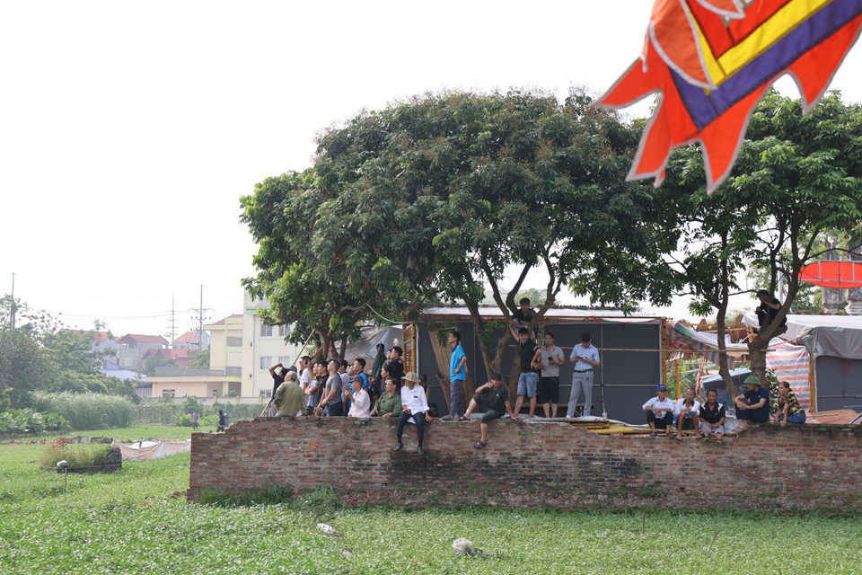 Người dân hào hứng đổ ra đồng xem Hội thi thả diều. (Ảnh: Hồng Ngọc/Vietnam+)