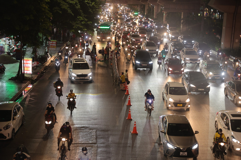 Tối 5/8, Sở Giao thông Vận tải Hà Nội đã tiến hành dựng dải phân cách cứng trên tuyến đường Nguyễn Trãi (đoạn Ngã Tư Sở-Khuất Duy Tiến). (Ảnh: Hoài Nam/Vietnam+)