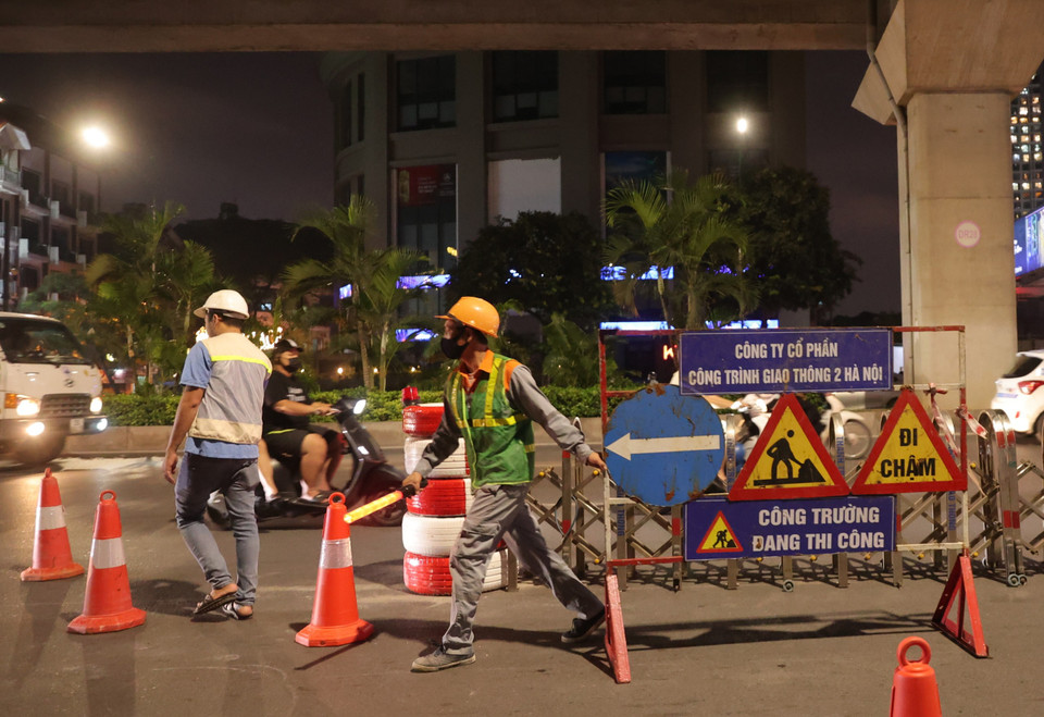 Đây là hoạt động được Sở Giao thông Vận tải Hà Nội tổ chức phục vụ thí điểm điều chỉnh phân làn trong thời gian một tháng. (Ảnh: Hoài Nam/Vietnam+)