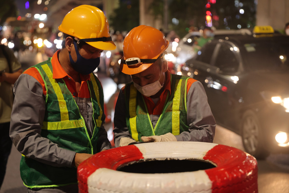 Các làn phương tiện được phân cách bằng dải cứng (mũi tên phản quang, trụ chống va xô, hàng rào di động...) kết hợp điều chỉnh hệ thống biển báo, sơn kẻ. (Ảnh: Hoài Nam/Vietnam+)