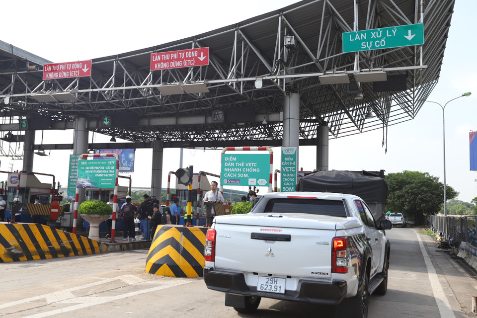 Các trường hợp chưa dán thẻ hoặc thẻ lỗi sẽ được hướng dẫn đi vào làn khẩn cấp và dán thẻ ngay sau đó. (Ảnh: Hoài Nam/Vietnam+)