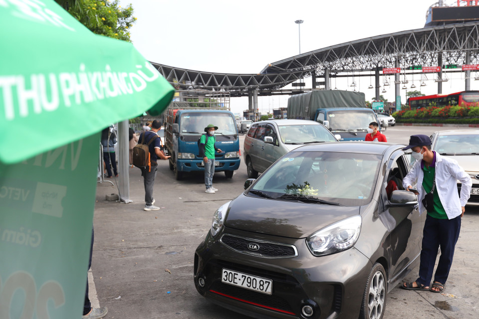 Trạm dán thẻ đặt cách sau trạm thu phí BOT 50m, tại đây các phương tiện sẽ được hướng dẫn đăng ký và nạp tiền vào tài khoản. (Ảnh: Hoài Nam/Vietnam+)